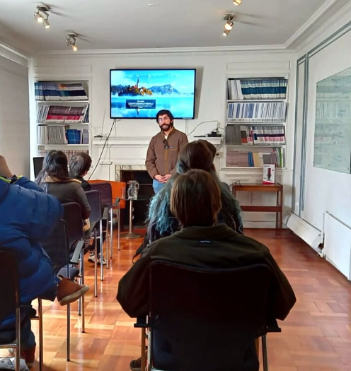 Diputado Felipe Camaño conversa con participantes de la jornada.